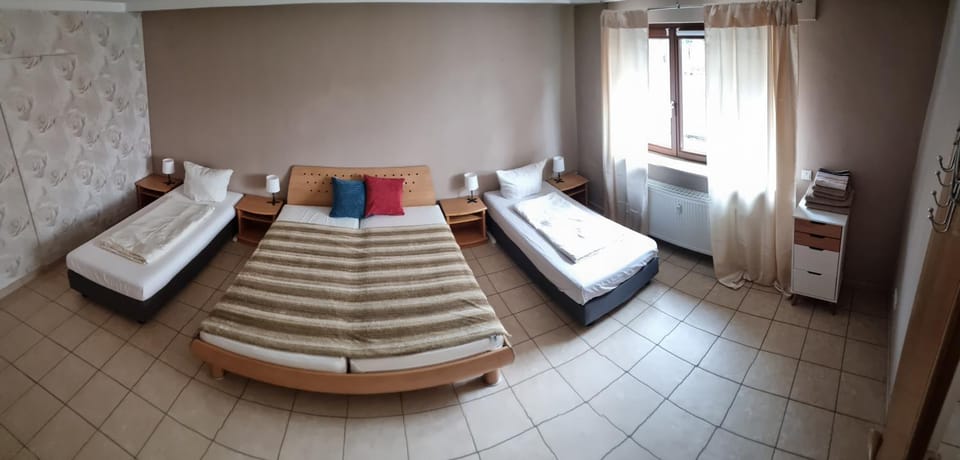 Basecamp 60 am Waldrand - für Gruppen Familien Monteure - helles 2-Zimmer-Souterrain Apartment in Hesse