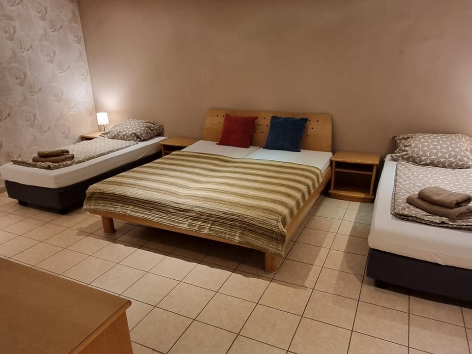 Basecamp 60 am Waldrand - für Gruppen Familien Monteure - helles 2-Zimmer-Souterrain Apartment in Hesse