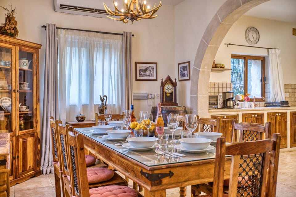 Kitchen or kitchenette, Seating area, Dining area