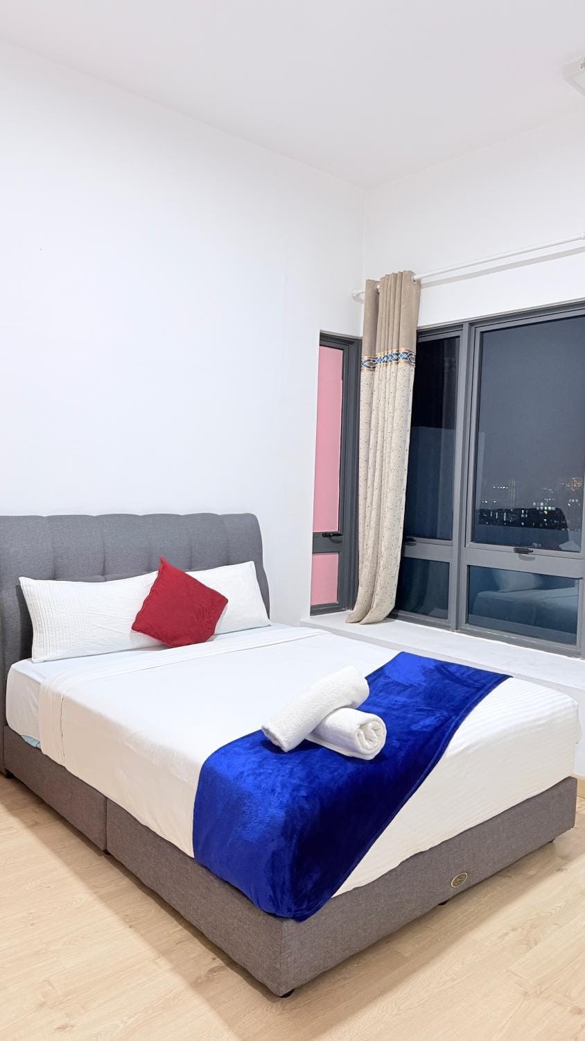 Bed, Photo of the whole room, Bedroom, towels
