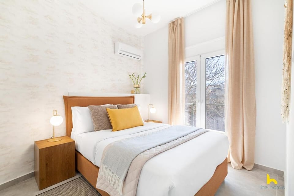 Modern Athenian Habitat with Balcony near Acropolis! Apartment in Athens