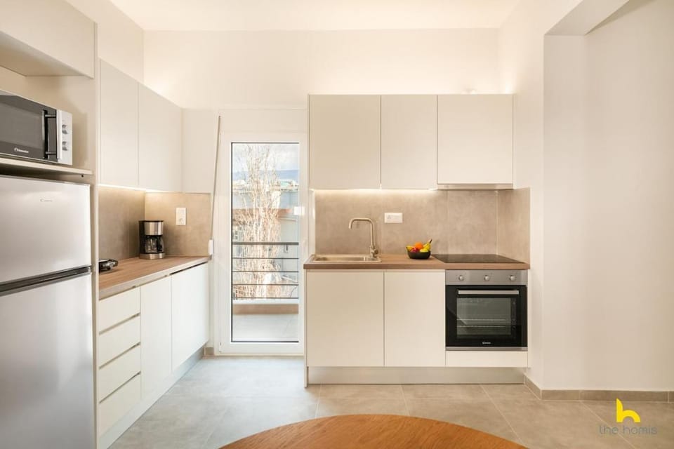 Modern Athenian Habitat with Balcony near Acropolis! Apartment in Athens