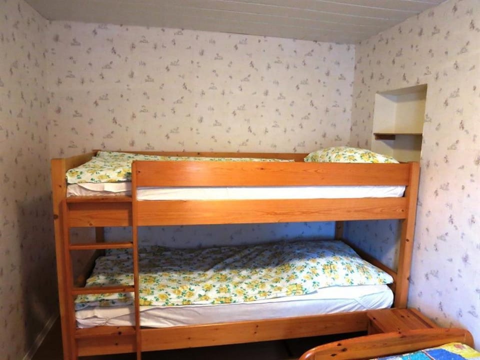 Bedroom, bunk bed