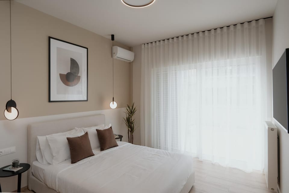 Bed, TV and multimedia, Decorative detail, Bedroom, air conditioner