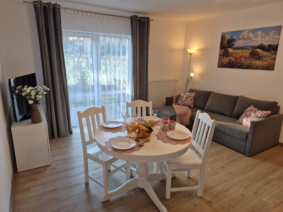 TV and multimedia, Balcony/Terrace, Living room, Seating area, Dining area