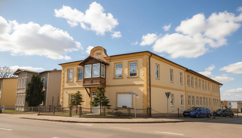 Property building, Facade/entrance, Day, Neighbourhood, Street view, Location