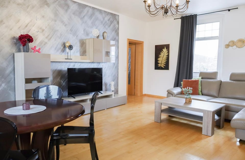 TV and multimedia, Living room, Photo of the whole room, Seating area, Dining area