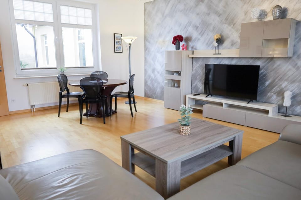 TV and multimedia, Living room, Seating area, Dining area, Evening entertainment