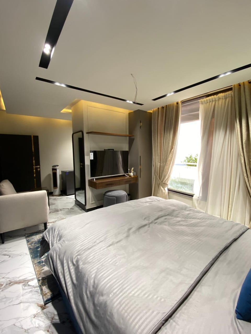 Bed, TV and multimedia, Photo of the whole room, Bedroom