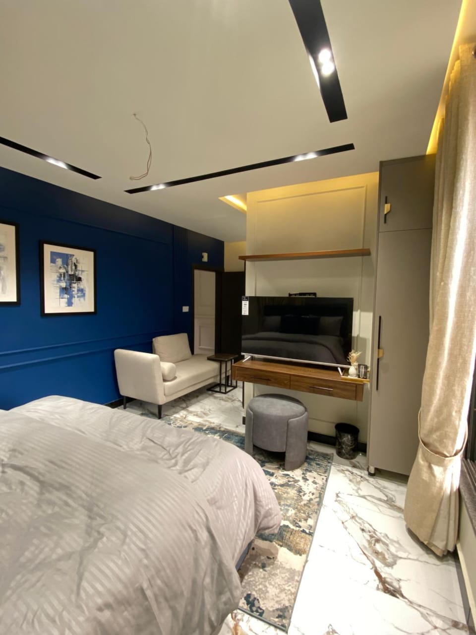 Bed, TV and multimedia, Photo of the whole room, Seating area, Bedroom