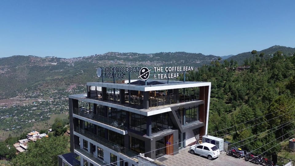 Property building, Day, Natural landscape, Bird's eye view, Mountain view, Parking