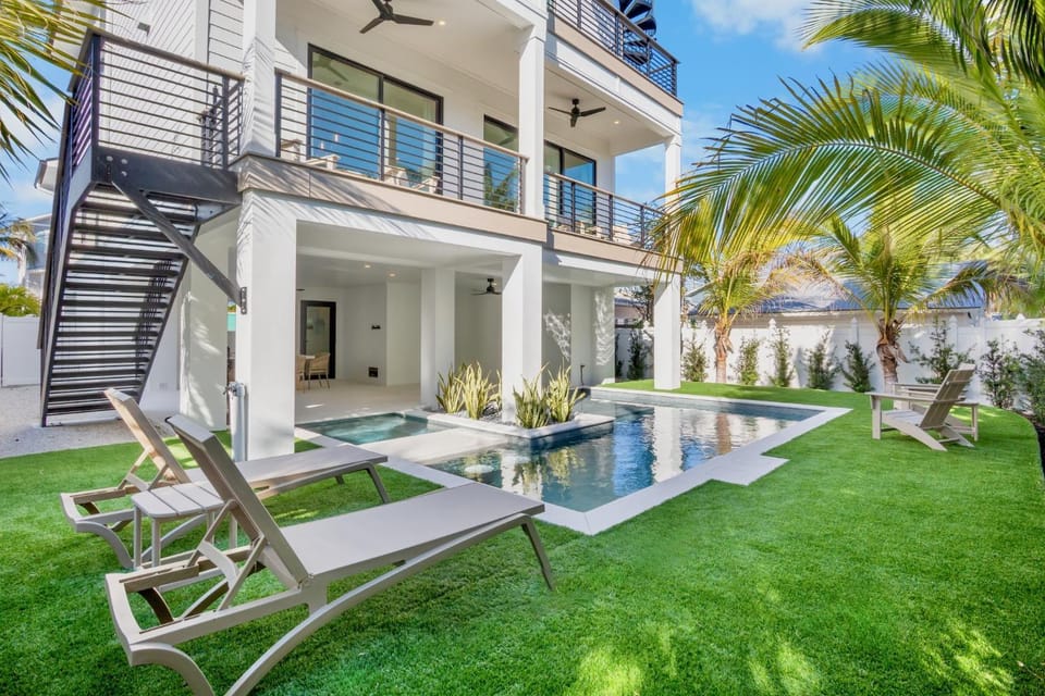 Property building, Day, Summer, Garden, Balcony/Terrace, Swimming pool, furniture