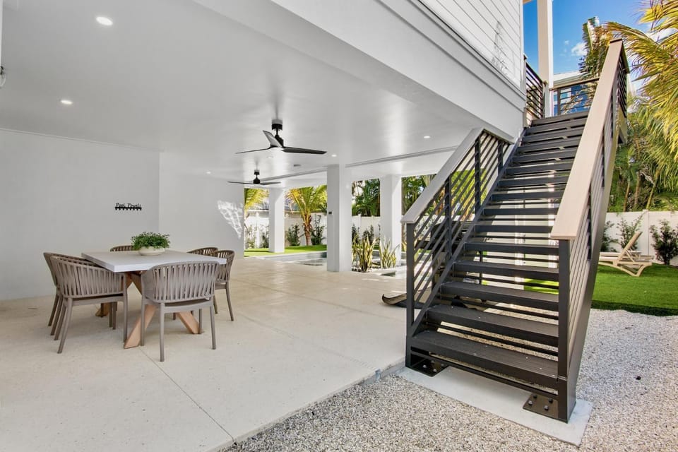 Patio, Day, Garden, Seating area, Dining area, furniture