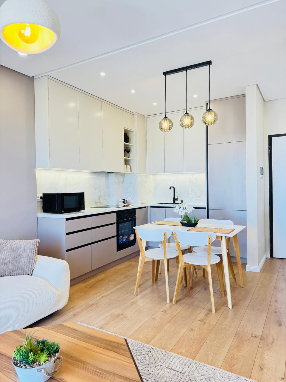 Kitchen or kitchenette, Dining area, oven, stove
