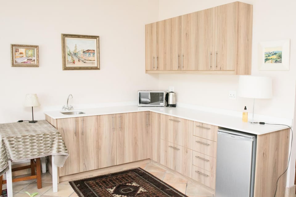 Kitchen or kitchenette, minibar