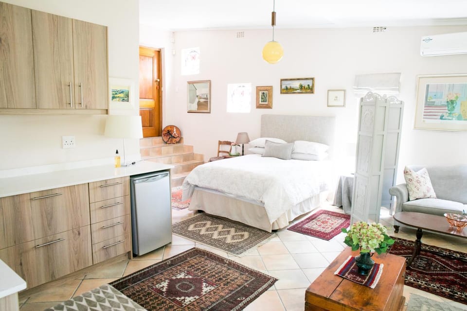 Bed, Living room, Photo of the whole room, Seating area, Bedroom, wardrobe