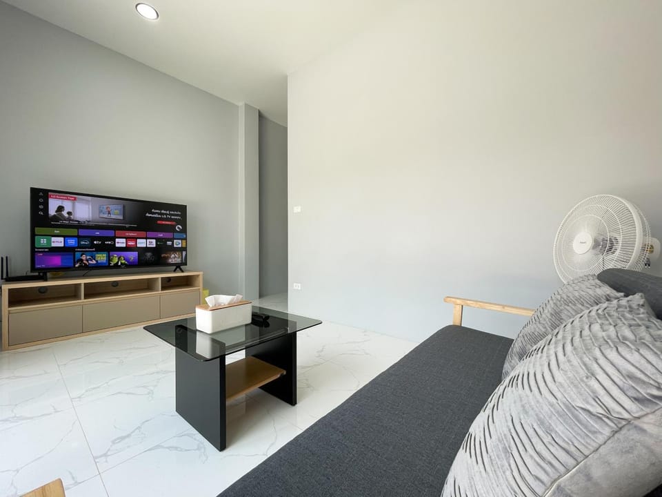 Communal lounge/ TV room, TV and multimedia, Living room