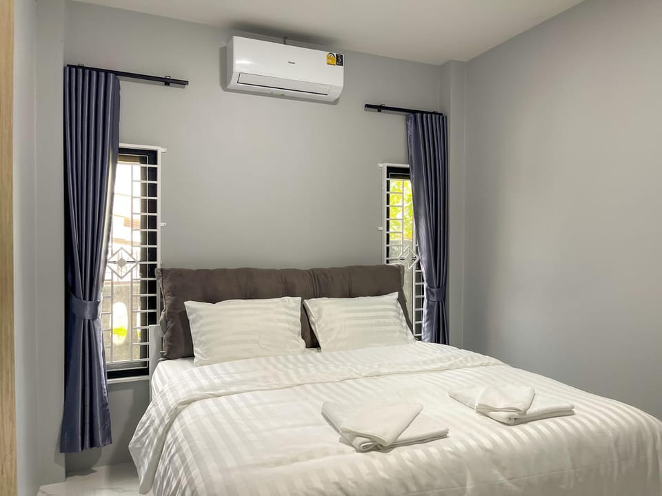 Bed, Photo of the whole room, Bedroom, towels, air conditioner