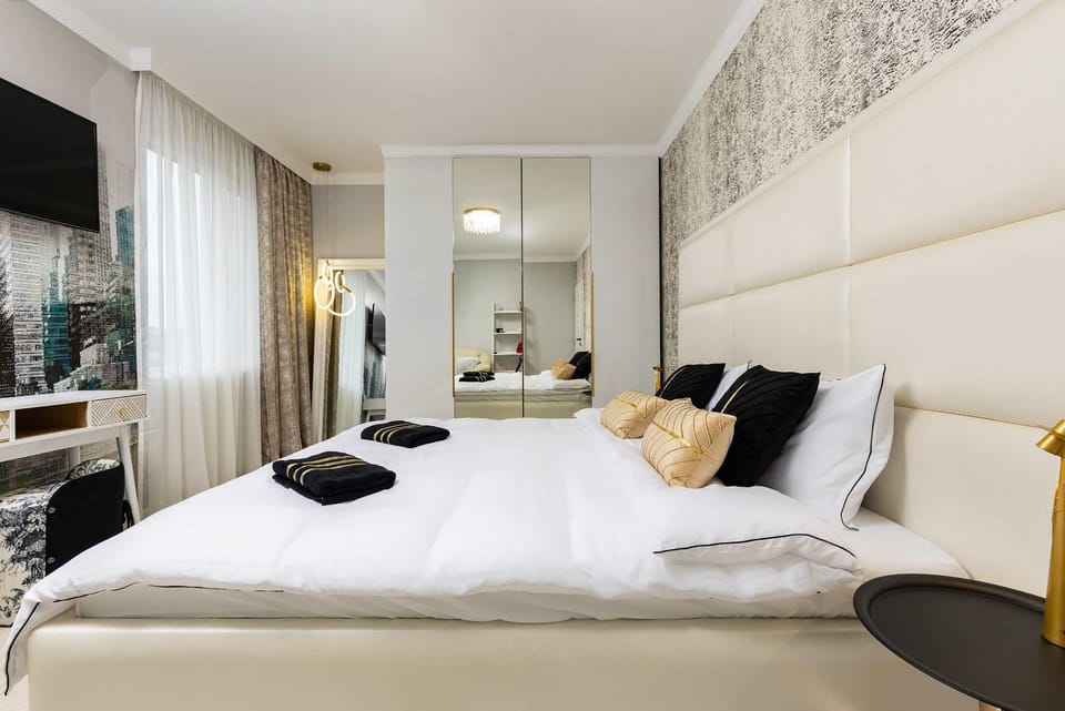 Bed, TV and multimedia, Bedroom, towels