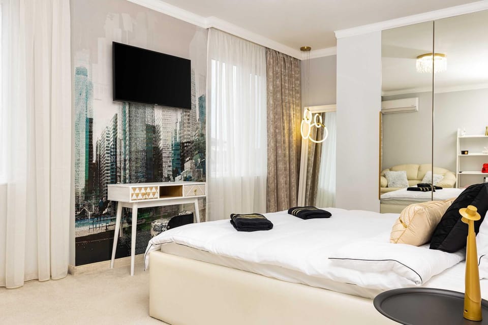 Bed, TV and multimedia, Photo of the whole room, Bedroom, towels