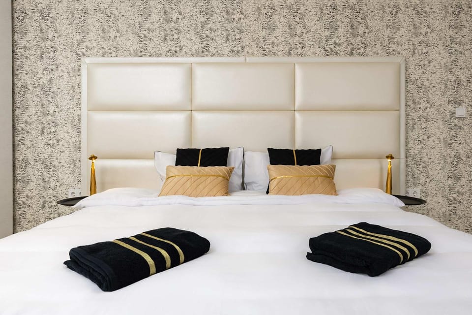 Bed, Bedroom, towels