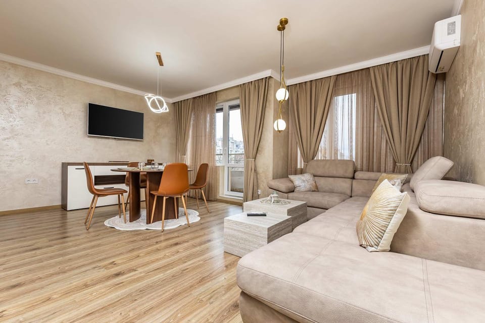 TV and multimedia, Living room, Seating area, Dining area, air conditioner