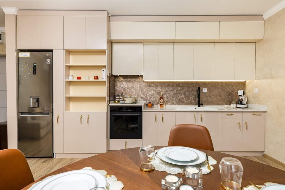 Coffee/tea facilities, Kitchen or kitchenette, Dining area, oven, stove