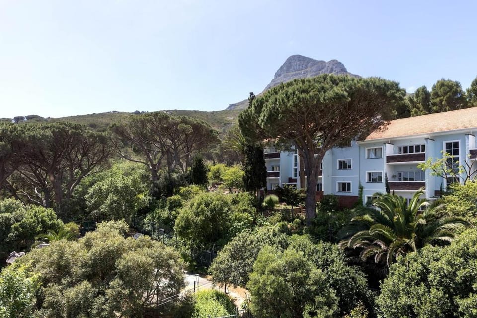 Stylish Two-Bedroom Camps Bay - Walk to the beach Apartment in Camps Bay