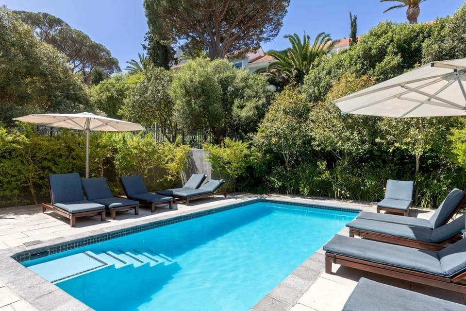 Stylish Two-Bedroom Camps Bay - Walk to the beach Apartment in Camps Bay