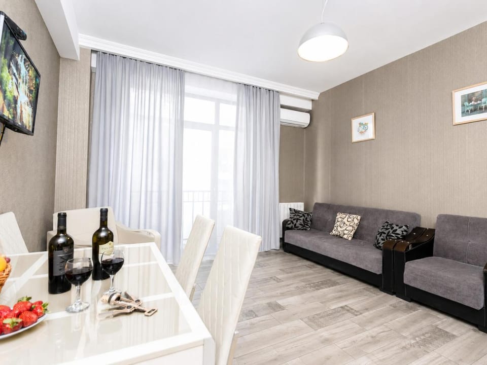 Living room, Dining area, Evening entertainment