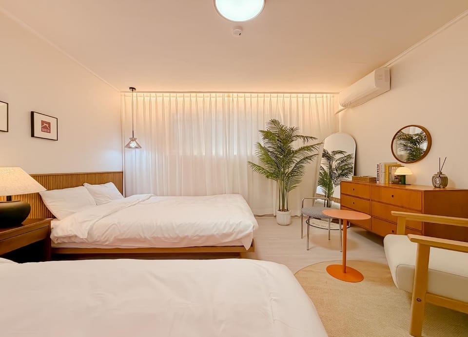 Bed, Seating area, Bedroom