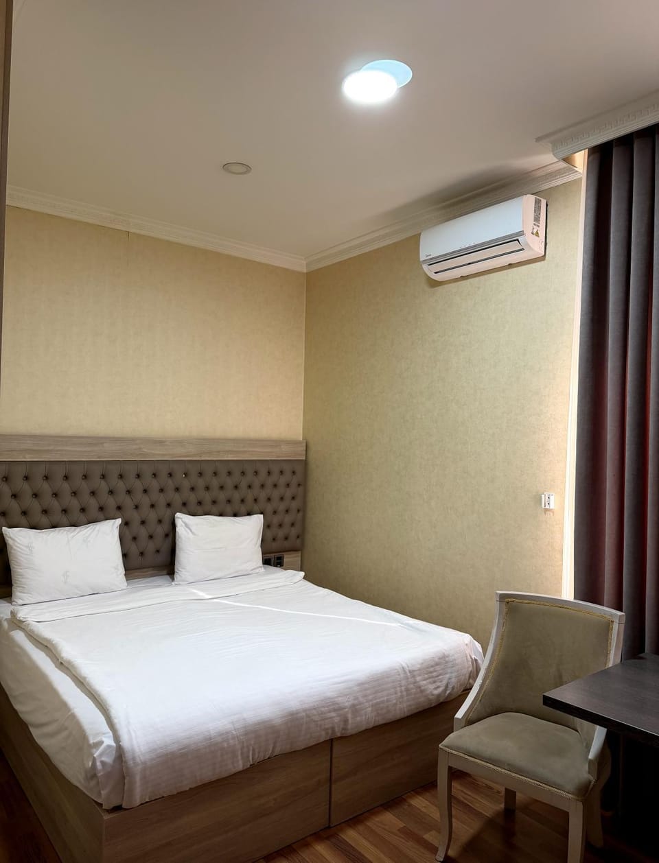Bed, Living room, Photo of the whole room, air conditioner