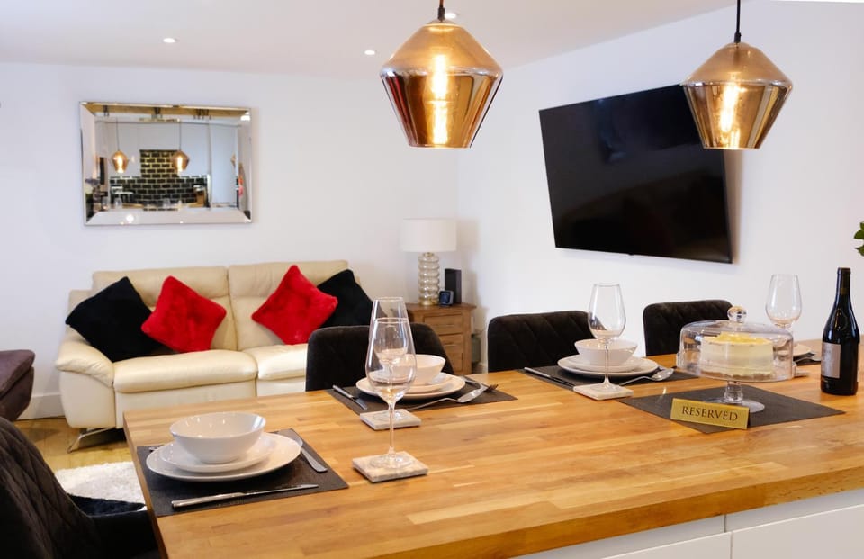 TV and multimedia, Living room, Dining area, Drinks