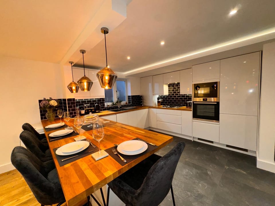 Kitchen or kitchenette, Living room, Food and drinks, Dining area