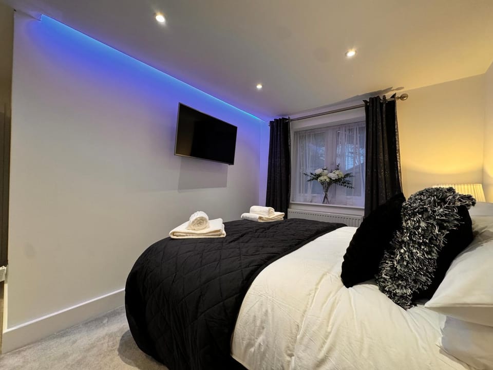 TV and multimedia, Photo of the whole room, Bedroom, towels