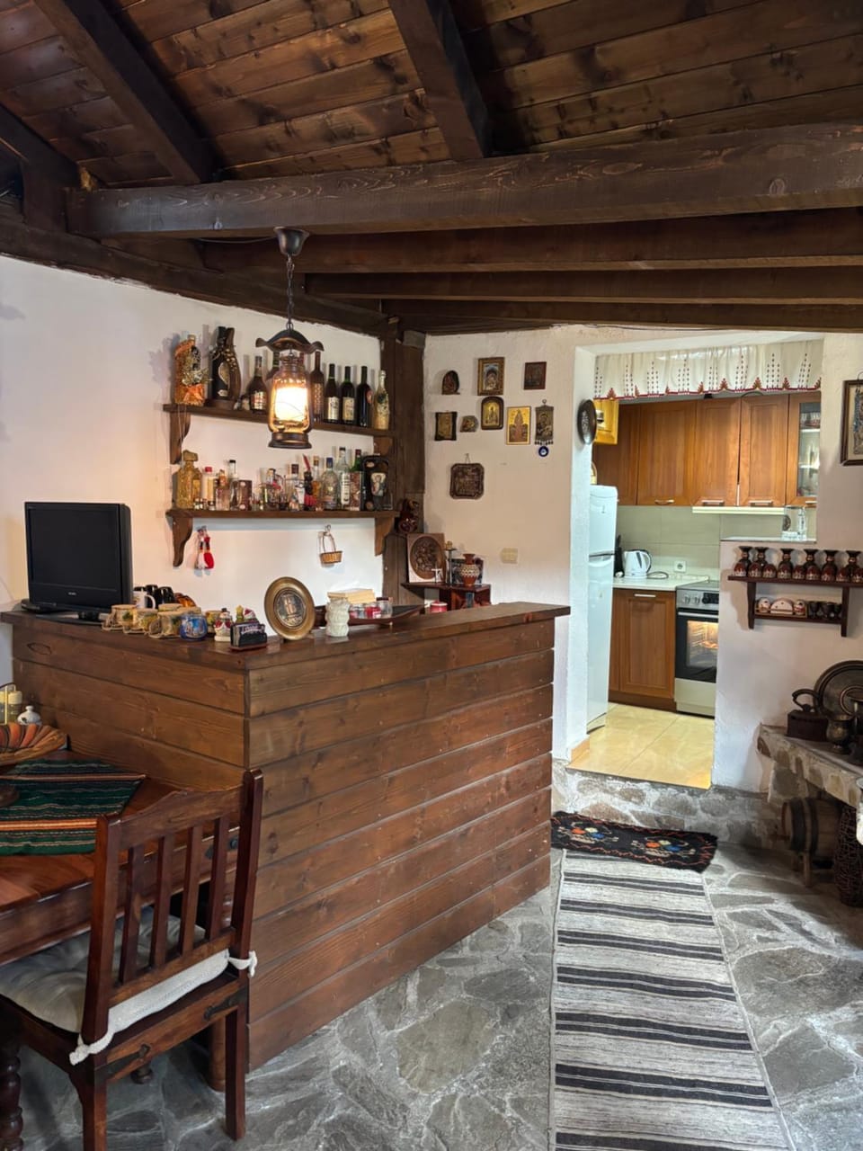 Kitchen or kitchenette, Dining area