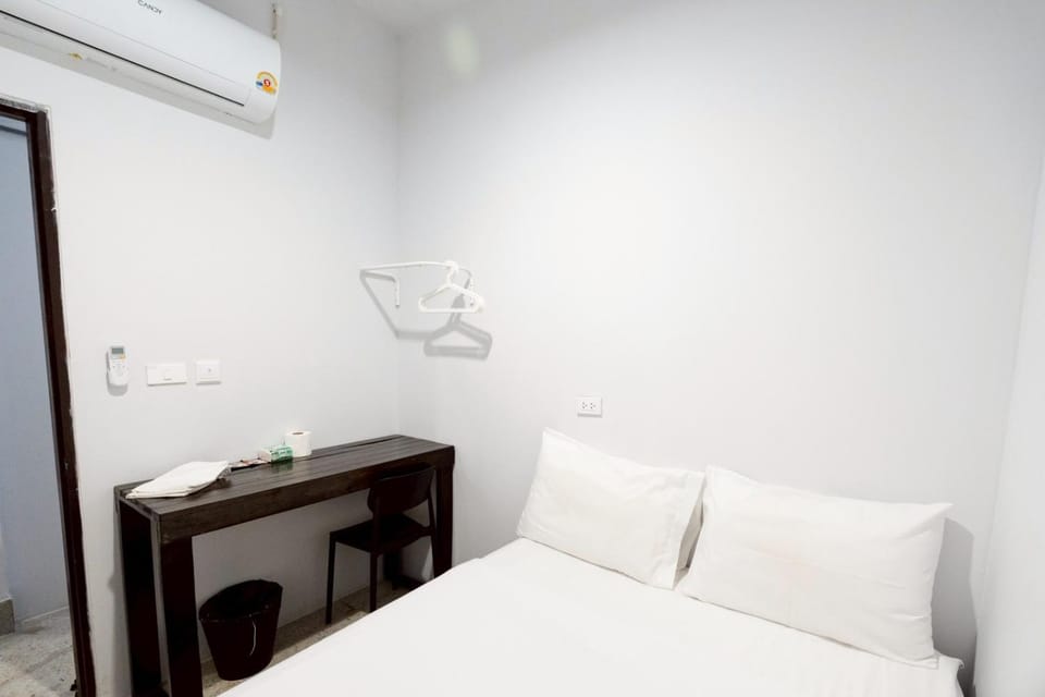 Bed, Photo of the whole room, Bedroom, air conditioner