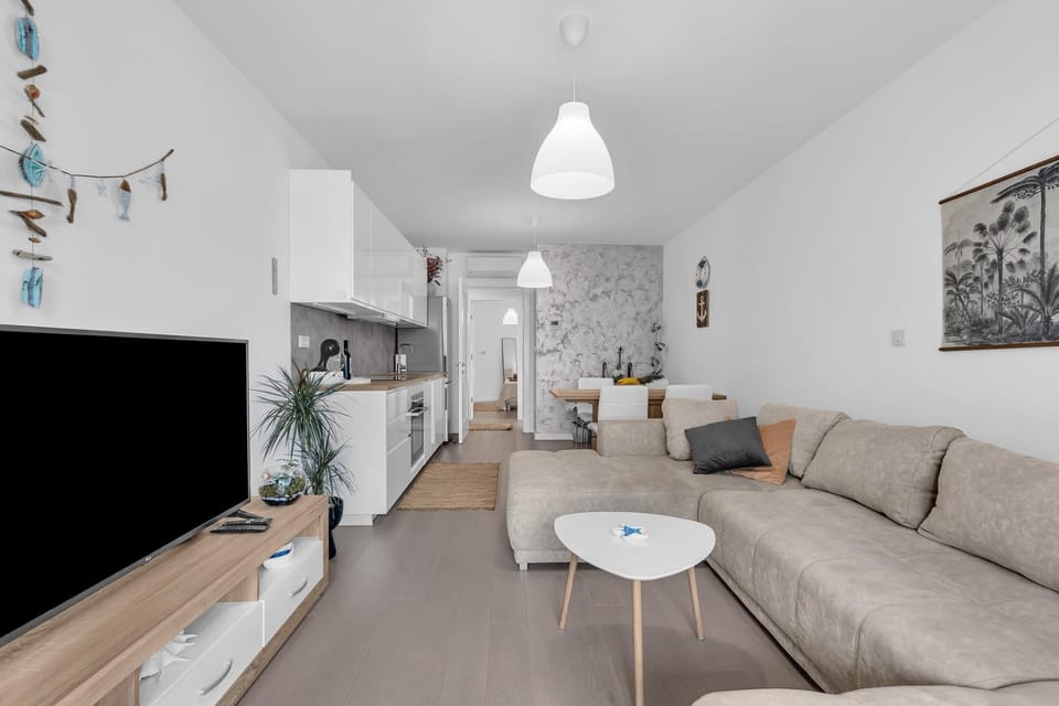 TV and multimedia, Kitchen or kitchenette, Living room, Seating area, oven