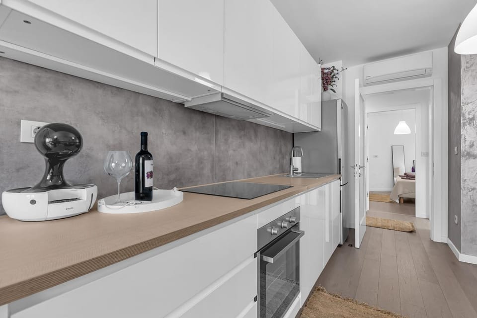 Kitchen or kitchenette, dishwasher, stove