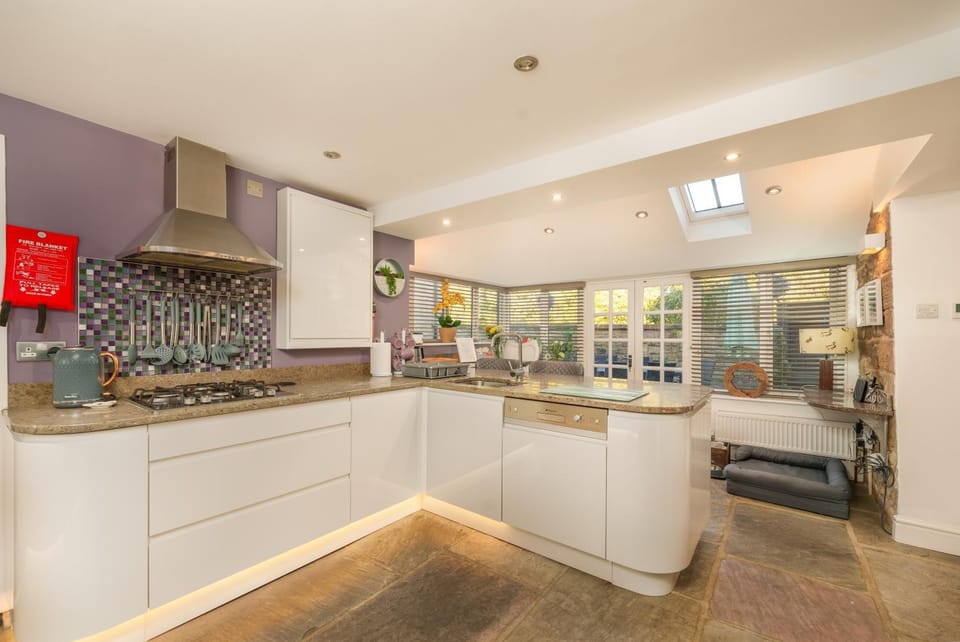 Riverside, Family Friendly Home on the River Derwent with Hot Tub, 10 guests House in North East Derbyshire District