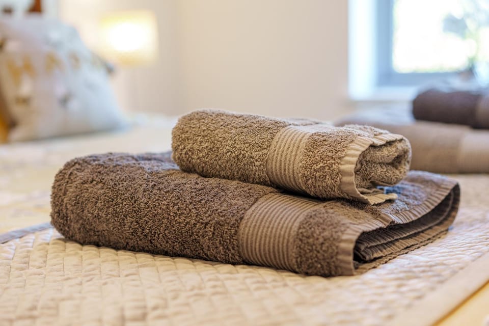 Riverside, Family Friendly Home on the River Derwent with Hot Tub, 10 guests House in North East Derbyshire District