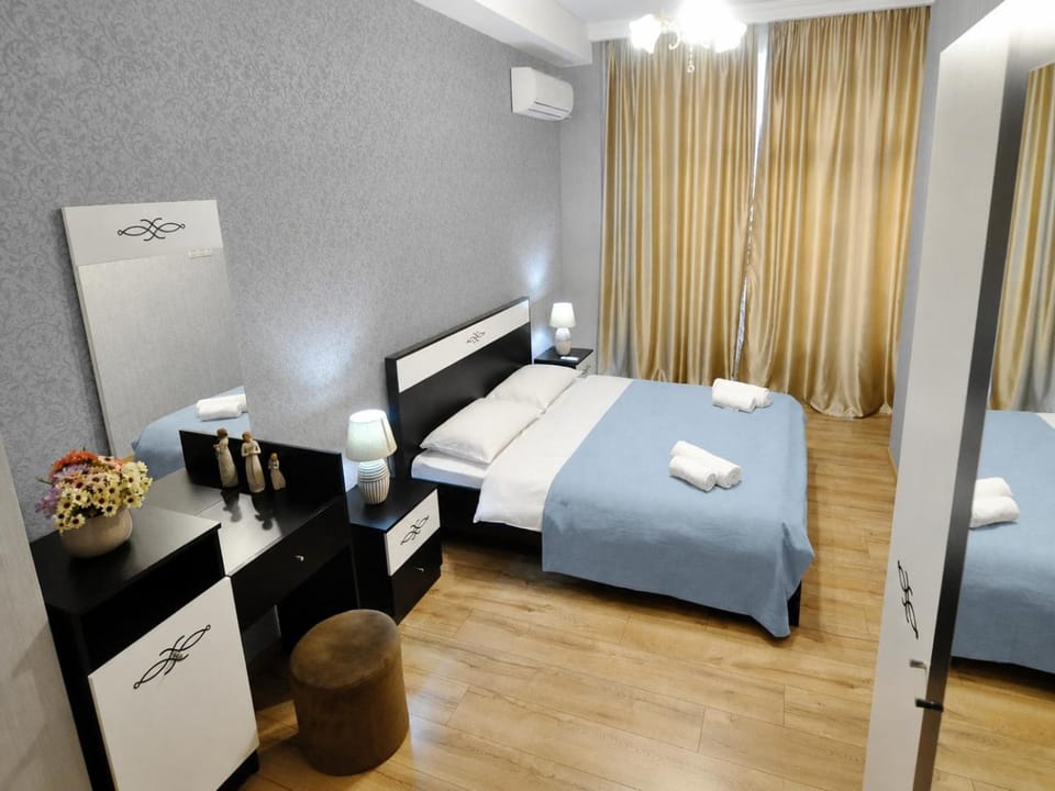 Photo of the whole room, Bedroom