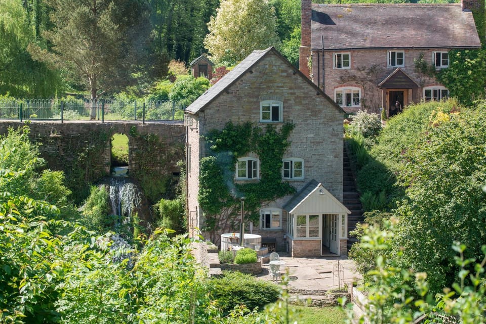 Property building, Natural landscape, Garden view, Location