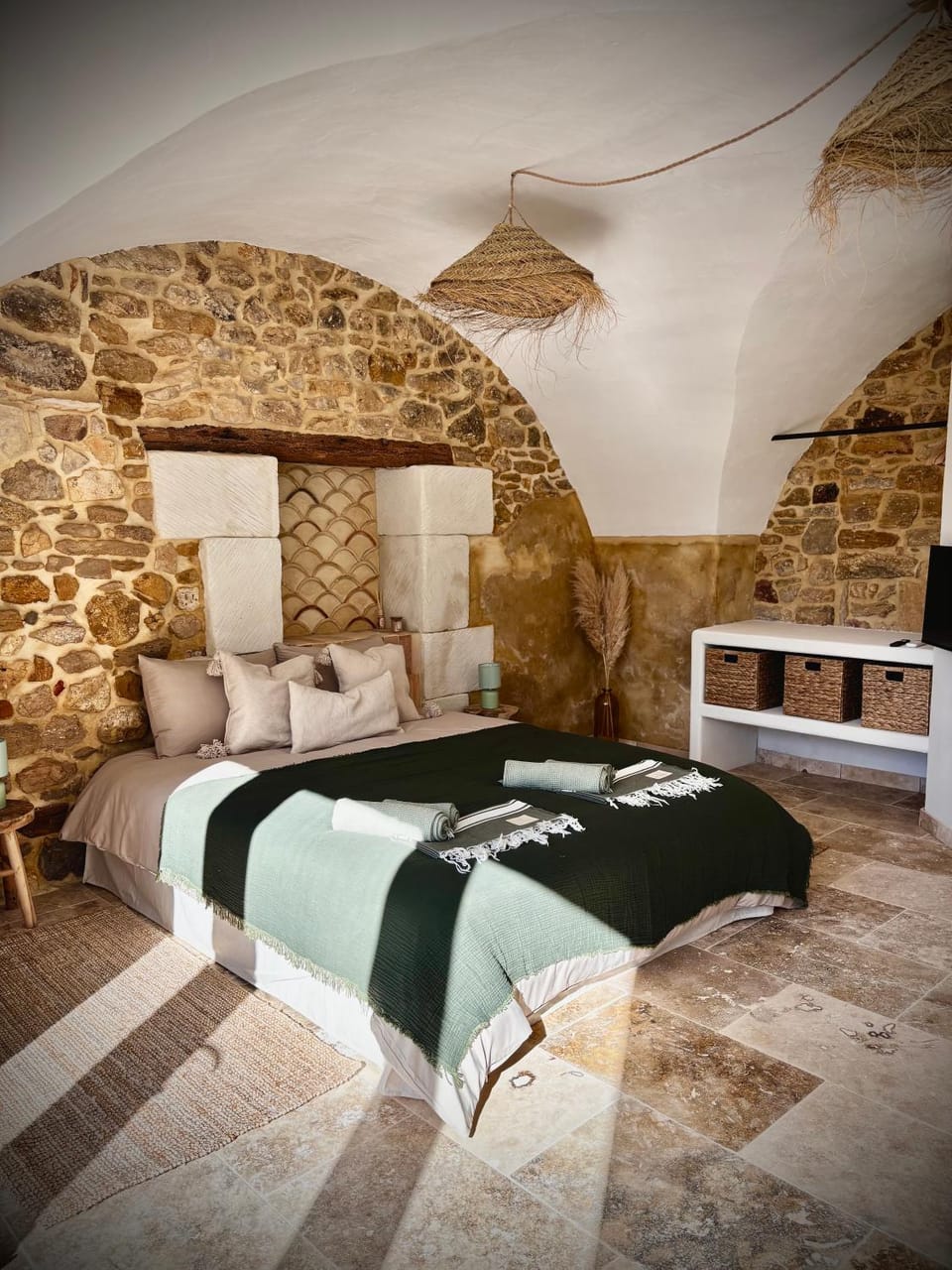 Suite Le Clos Boheme - Uzes - chambre Manon, Marius et Marcel Bed and Breakfast in Provence