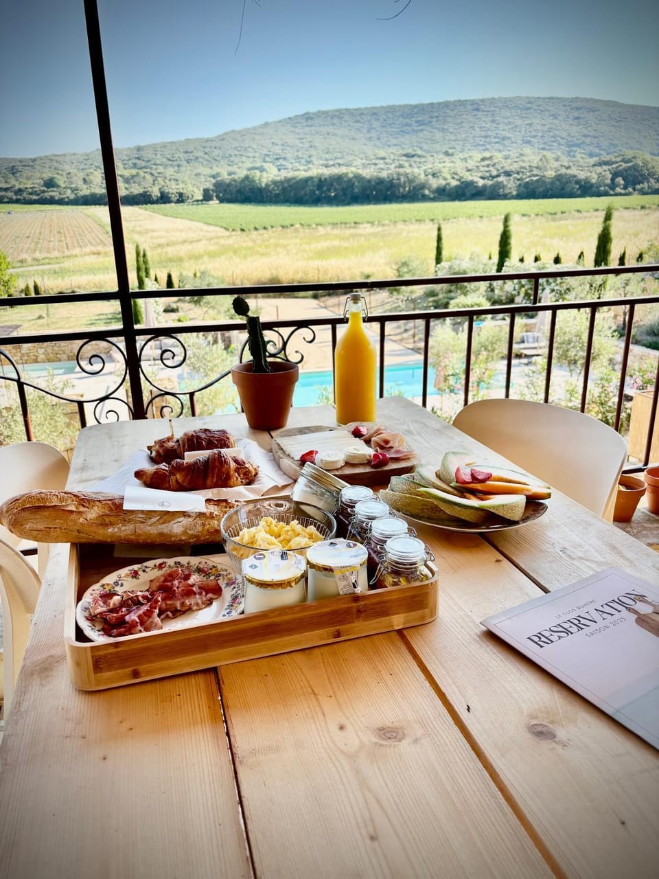 Suite Le Clos Boheme - Uzes - chambre Manon, Marius et Marcel Bed and Breakfast in Provence