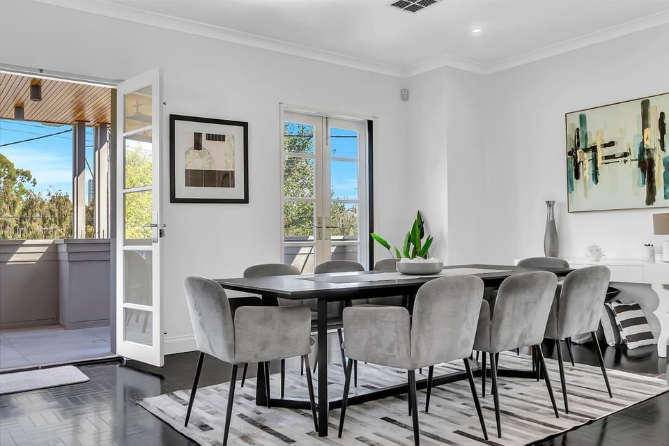 Wow! Luxury, City Fringe, 3BR, Garage, 2 mins Oval House in Adelaide