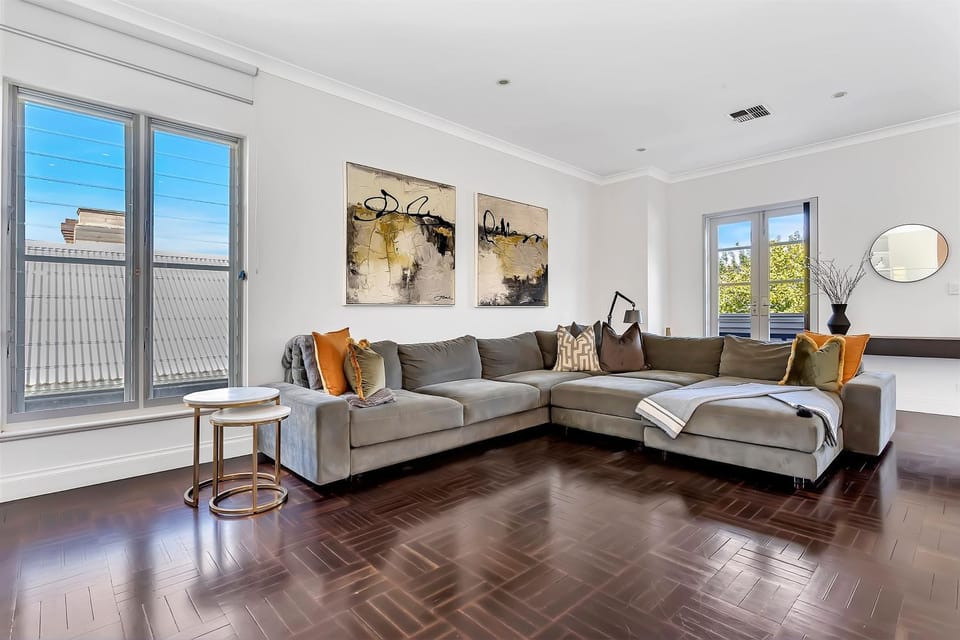 Wow! Luxury, City Fringe, 3BR, Garage, 2 mins Oval House in Adelaide
