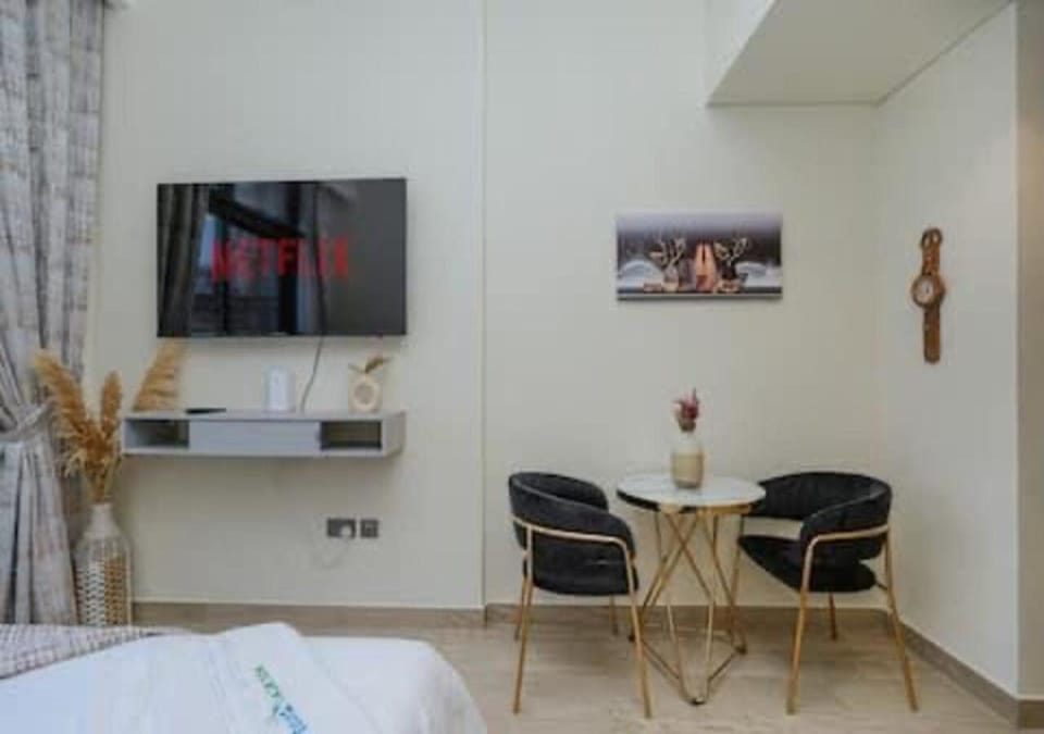 Property building, Bed, TV and multimedia, Photo of the whole room, Bedroom, Swimming pool, hair dresser