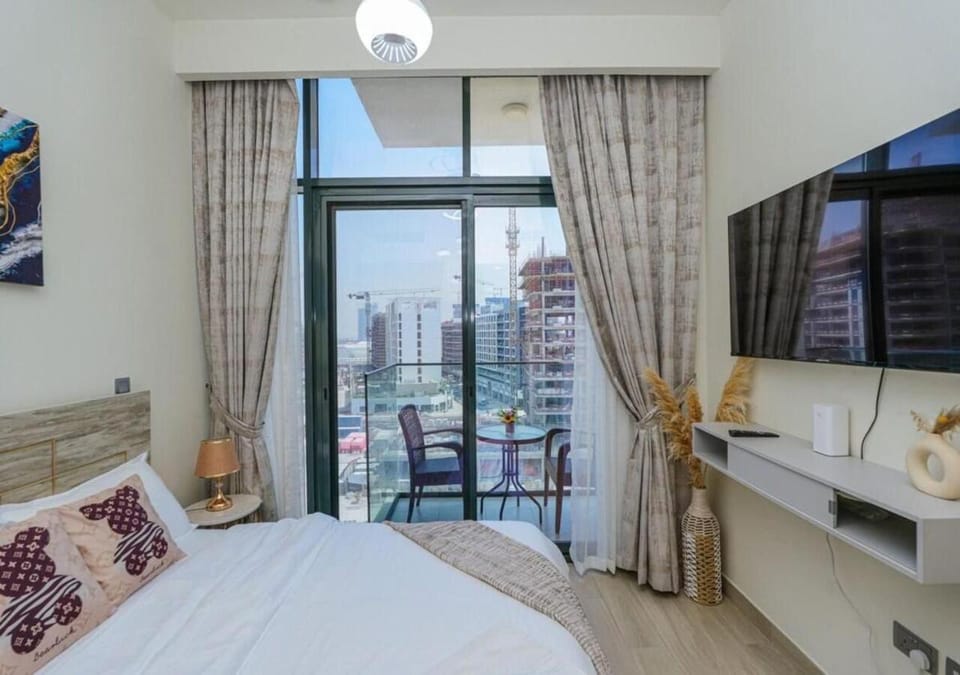 Communal lounge/ TV room, Bed, TV and multimedia, Balcony/Terrace, Living room, Photo of the whole room, Seating area, Evening entertainment, Bedroom, City view