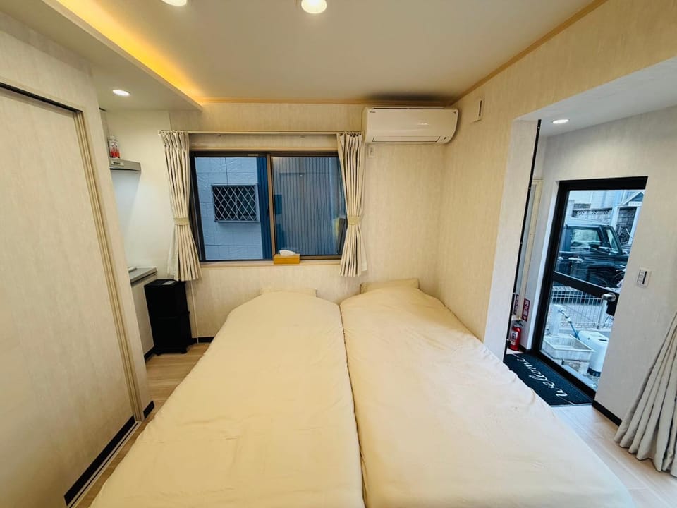Bed, air conditioner